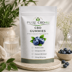 Premium lifestylebeeld van Pure CBD4U CBD Gummies Blueberry met veganistische en suikervrije gummies in een elegante wellnessomgeving met verse bosbessen en rustgevende natuurlijke kleuren.
