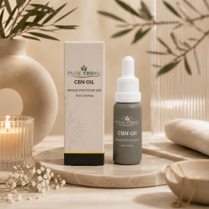 Imagem de estilo de vida premium do Óleo de CBN de Largo Espetro 20% da Pure CBD4U (10 ml / 2000 mg) com luz de velas elegante e elementos botânicos num cenário luxuoso e calmante.