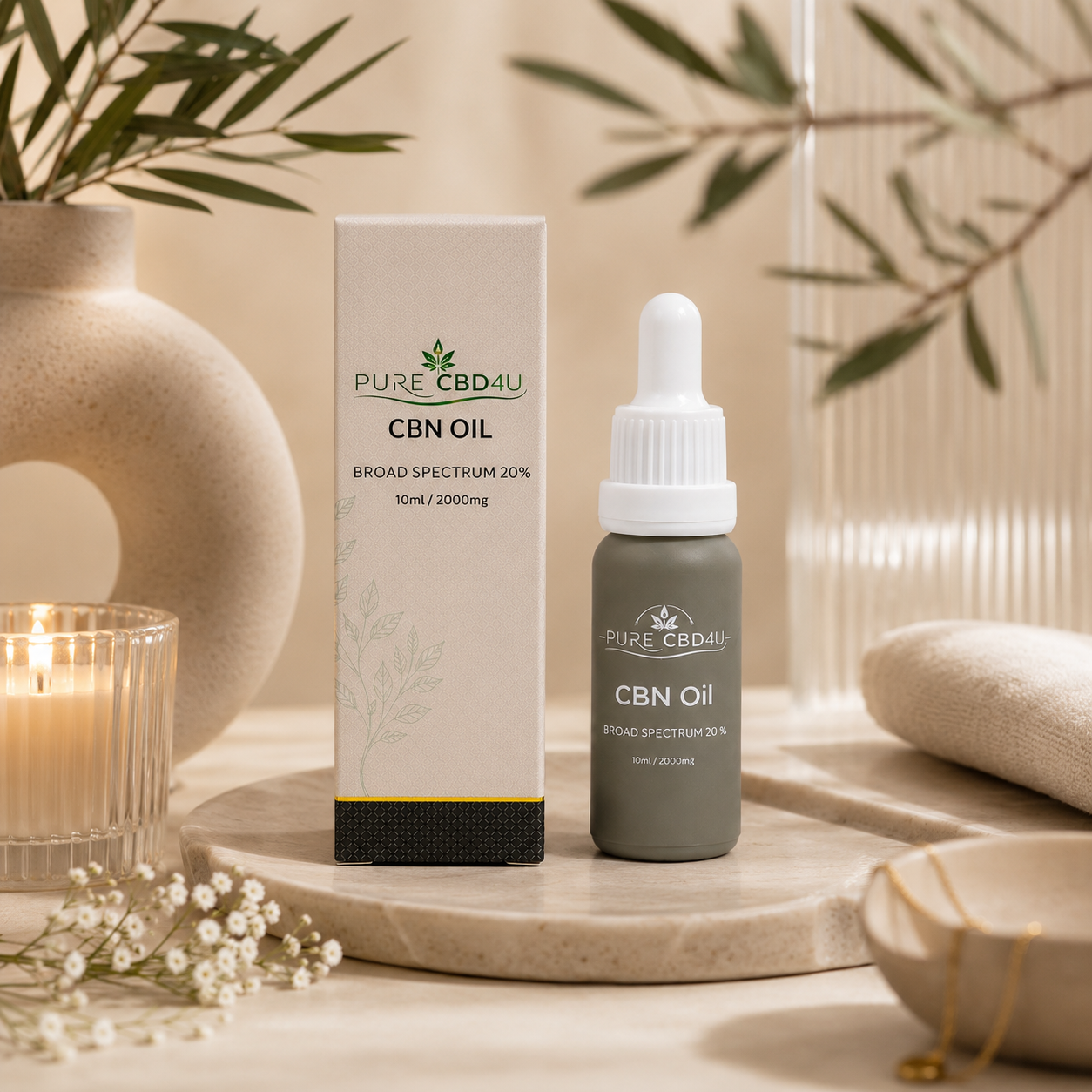 Imagem de estilo de vida premium do Óleo de CBN de Largo Espetro 20% da Pure CBD4U (10 ml / 2000 mg) com luz de velas elegante e elementos botânicos num cenário luxuoso e calmante.